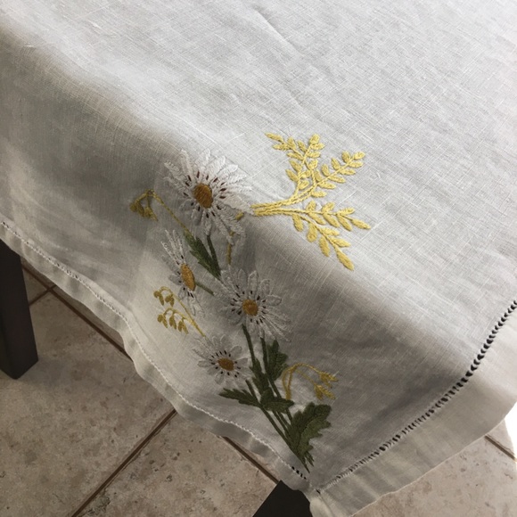 Tablecloth Plus a table topper - Picture 5 of 6